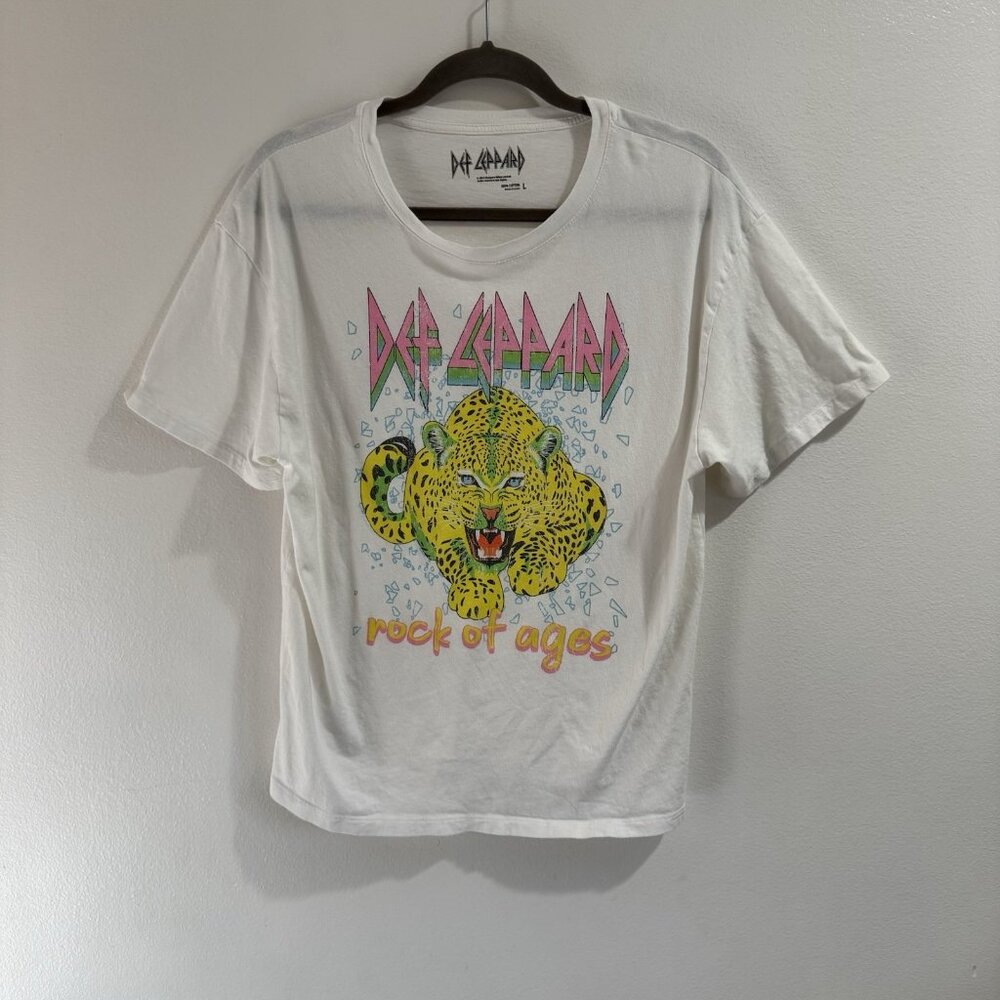Def Leppard T-shirt Womens L Rock of Ages White Crewneck 100% Cotton Leopard